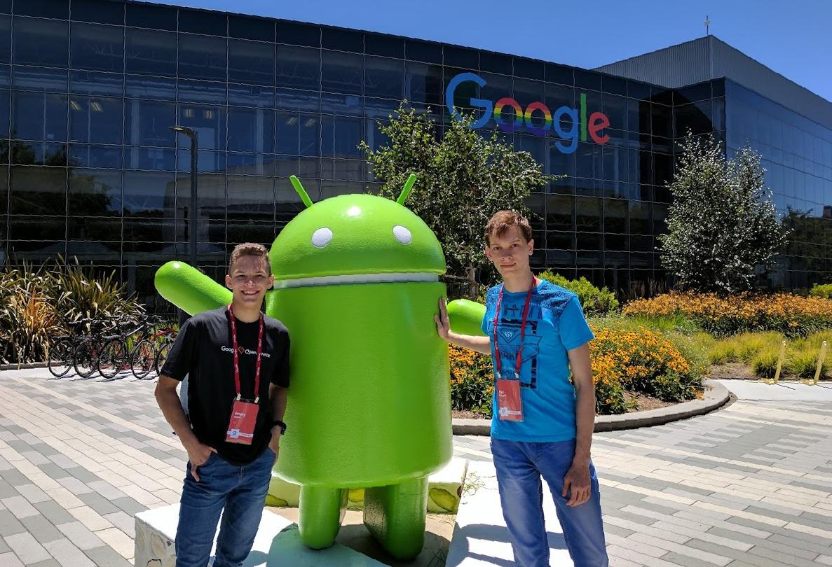 KDE Grand Prize Winners with Android mascot